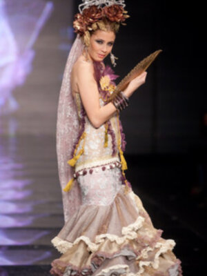 Eva González vuelve a las pasarelas y recibe un homenaje en Sevilla