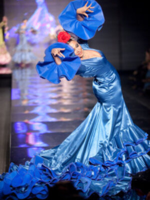 Mónica Martínez, la pareja televisiva de Matías Prats, embarazada de seis meses se sube a la pasarela