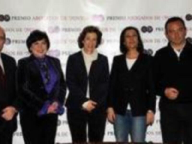 Grupo de personas posando en una conferencia o evento formal.