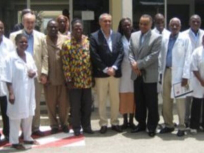 Grupo de profesionales médicos y administrativos posando para una foto en un entorno institucional.