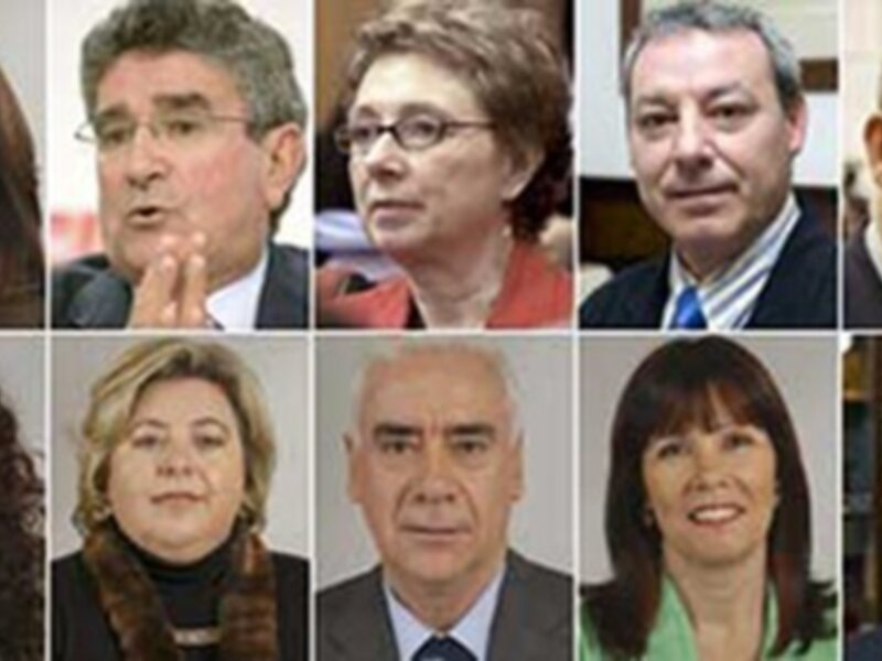 Fotografía de una reunión de políticos y líderes en una sala de conferencias.