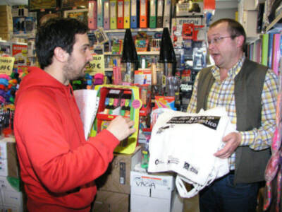 Los comercios en el campus de la UPO reparten  desde diciembre más de 200 bolsas de tela