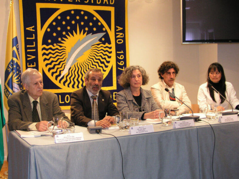 Conferencia de prensa en la Universidad de Sevilla, 1997, con panelistas en mesa.