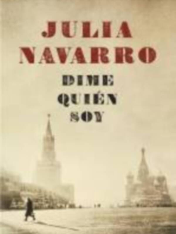 Portada del libro 'Dime quién soy' de Julia Navarro, con una imagen de la Plaza Roja en Moscú en el fondo.