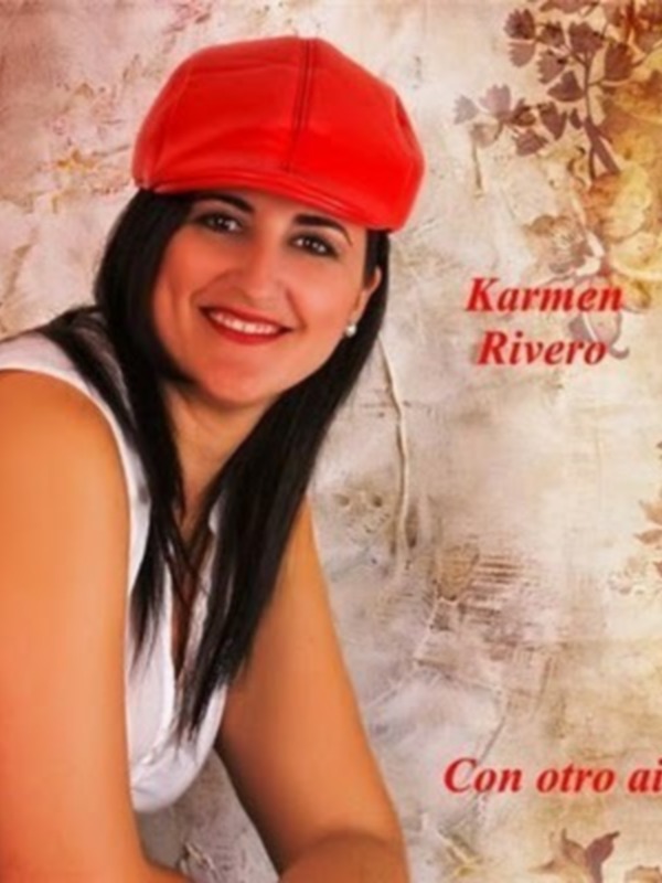 Retrato de Karmen Rivero con gorra roja, sonriendo sobre fondo floral.