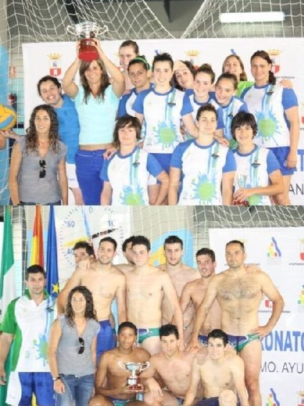 Equipo de voleibol acuático celebrando con trofeo y banderas en el fondo.