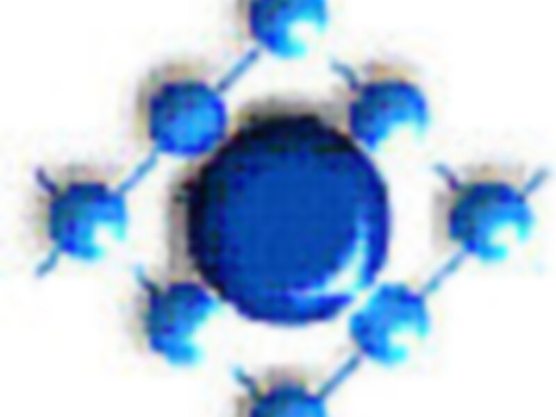 Un broche con diseño floral de cristales azules y plateados en un fondo brillante.