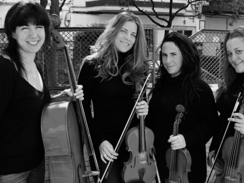 Cuarteto de violines y violonchelo en una imagen en blanco y negro
