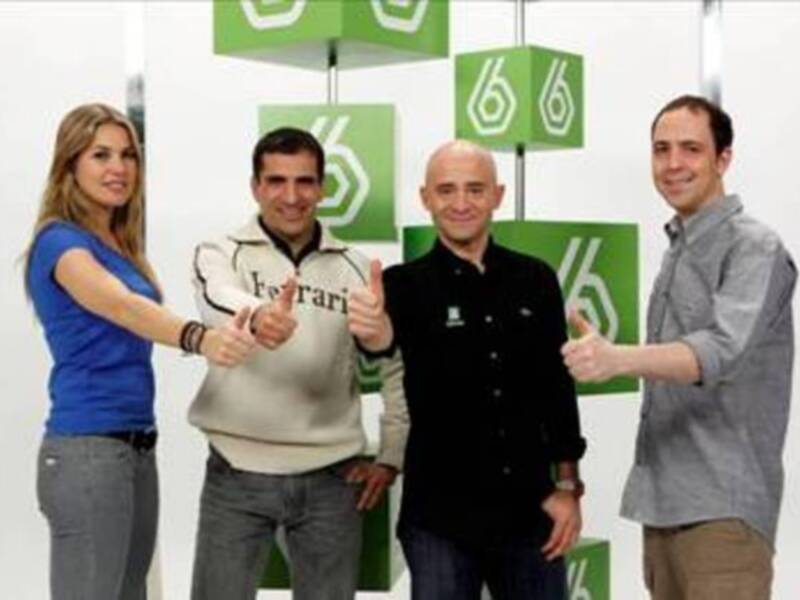 Personas sonrientes con los dedos en alto frente a un fondo con el número 66 y una marca de ropa. El ambiente es informal y positivo.