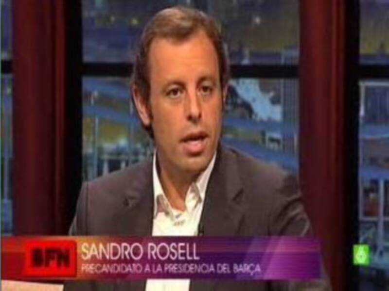 Entrevista a Sandro Rosell, precandidato a la presidencia del FC Barcelona, en un estudio de televisión.