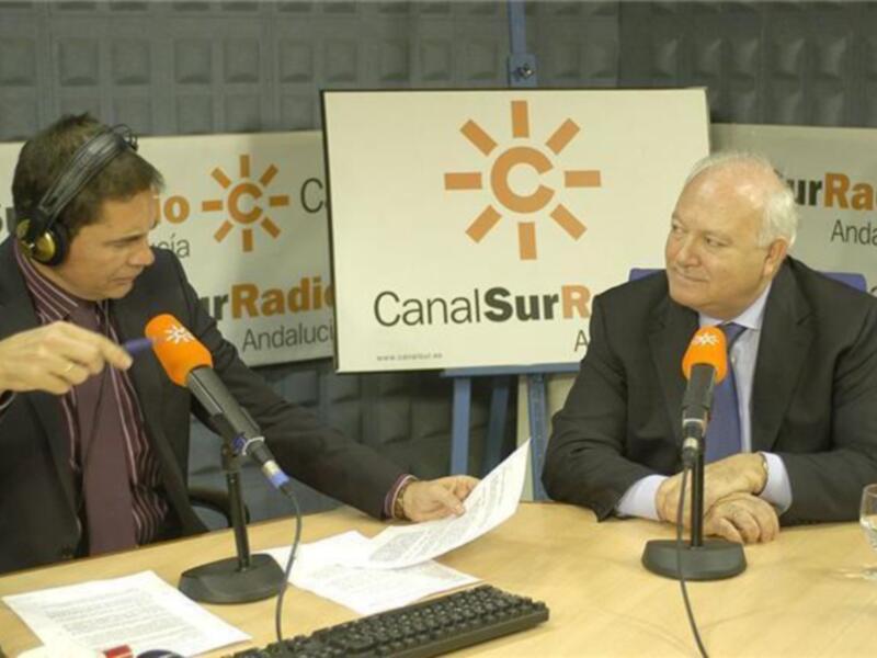 Entrevista en Canal Sur Radio, Andalucía, con dos participantes en un estudio de radio.