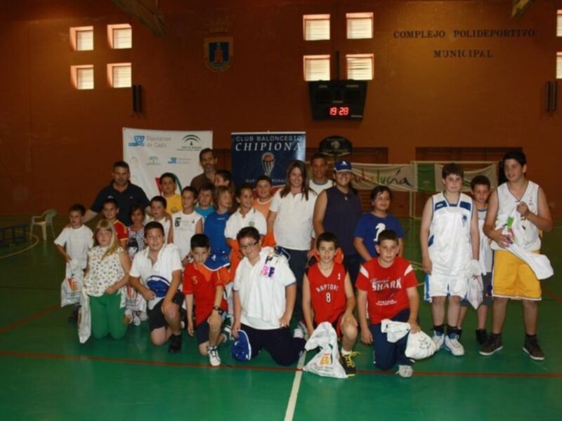 Equipo de baloncesto infantil posando en el Polideportivo Municipal de Chipiona.