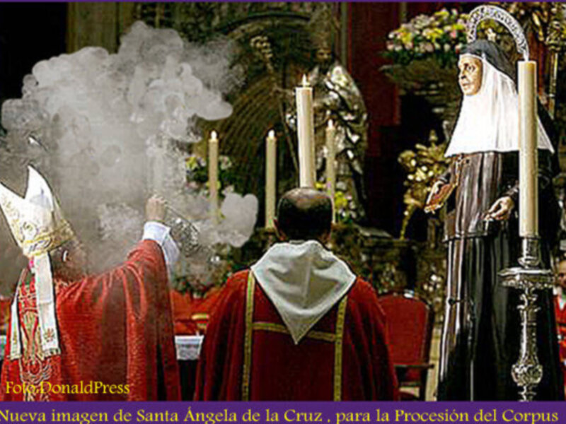 Procesión religiosa con sacerdotes en trajes rojos y estandarte de Santa Ángela de la Cruz, con humo blanco en el aire.