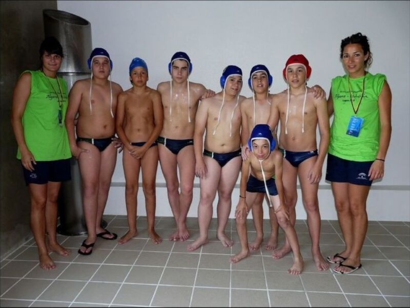 Equipo de waterpolo posando en el vestidor antes del entrenamiento.