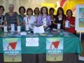 Voluntarios promocionando la esclerosis múltiple en una feria de salud.