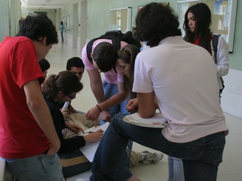 Grupo de estudiantes discutiendo en una sala de conferencias