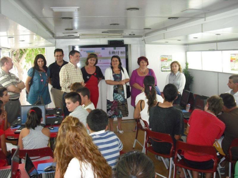 Reunión educativa en un espacio moderno con participantes en una presentación interactiva.