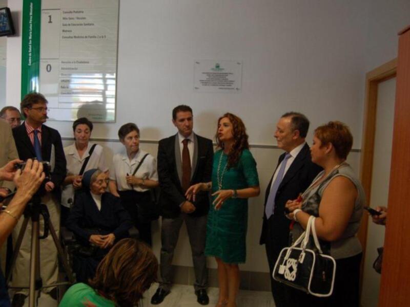 Inauguración de un centro médico con autoridades y visitantes en una ceremonia oficial.