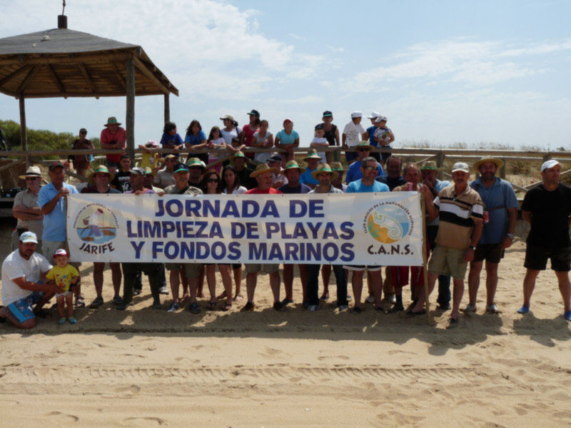 Voluntarios participando en una jornada de limpieza de playas y fondos marinos en Jarife, organizada por C.A.N.S.