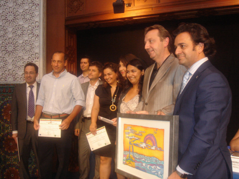 Celebración de un evento de premiación con participantes felices y presentes de honor.