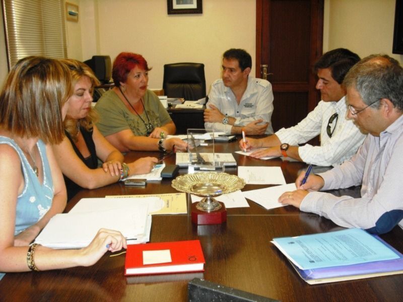 Reunión de trabajo con documentos y platos en mesa
