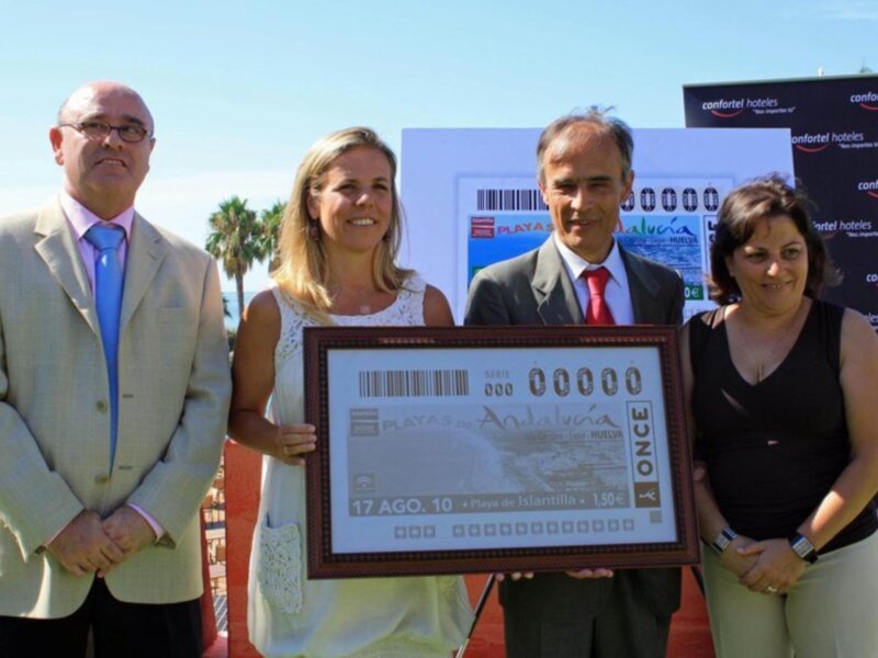 Presentación del cupón de lotería Playas de Andalucía en la Playa de Isla Cristina, Huelva, el 17 de agosto de 2010.