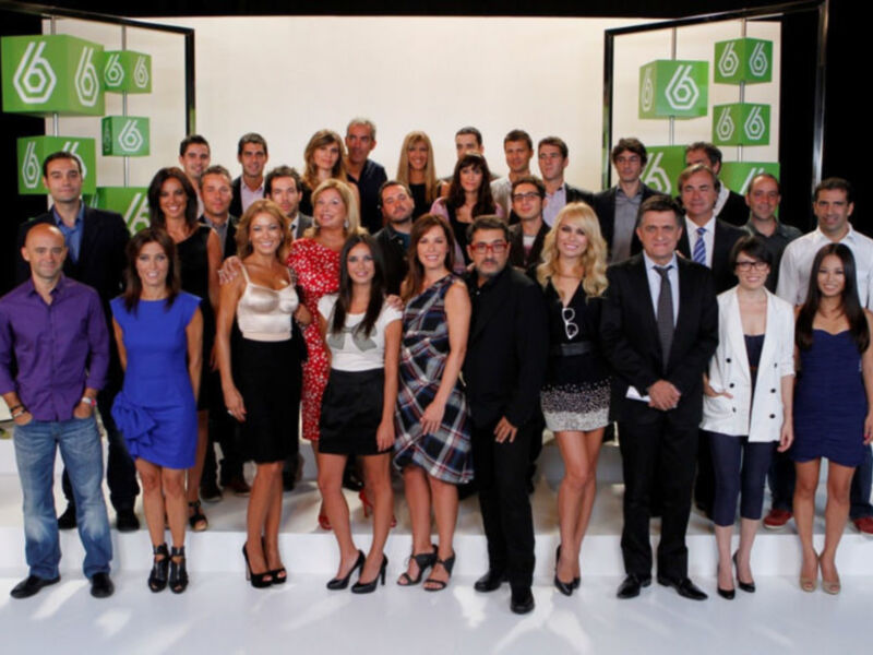 Equipo de presentadores y personal de la cadena de televisión 666 en una foto de grupo formal.