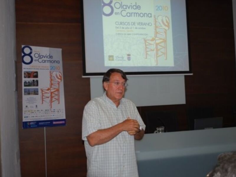 Hombre dando una charla durante los 'Cursos de Verano Olavide en Carmona 2010'.
