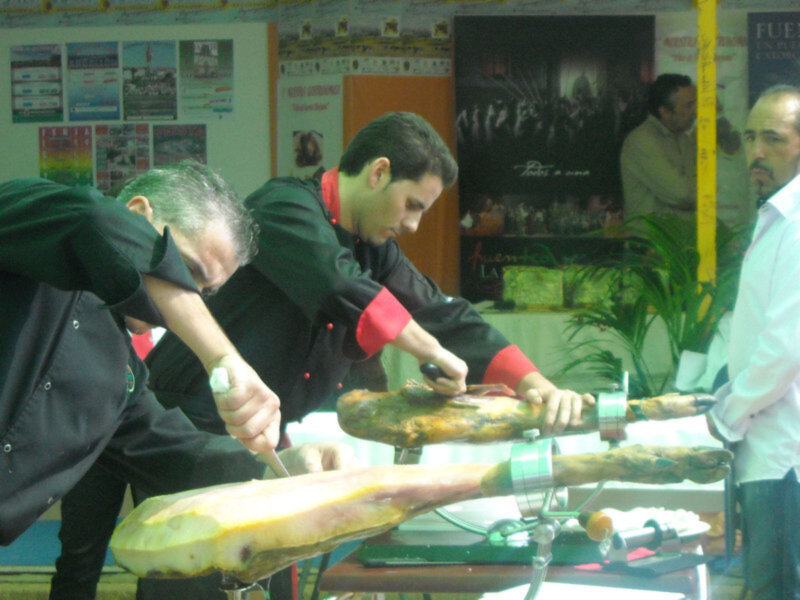 Cortadores de jamón en acción durante una demostración de corte tradicional.