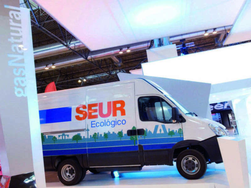 Vehículo de reparto de SEUR Ecológico en exposición, impulsado por gas natural.