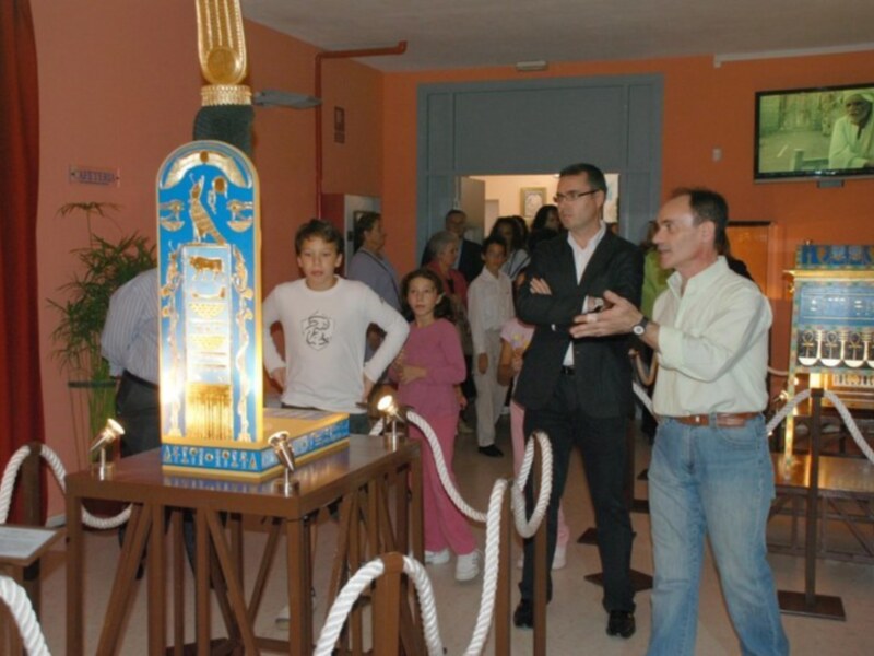 Visitantes en una exposición de arte egipcio en un museo.
