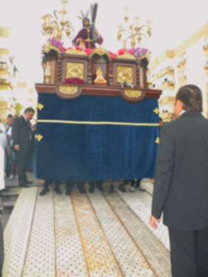 La procesión de todo un barrio por el Cristo de la Caridad de la barriada de los Príncipes.