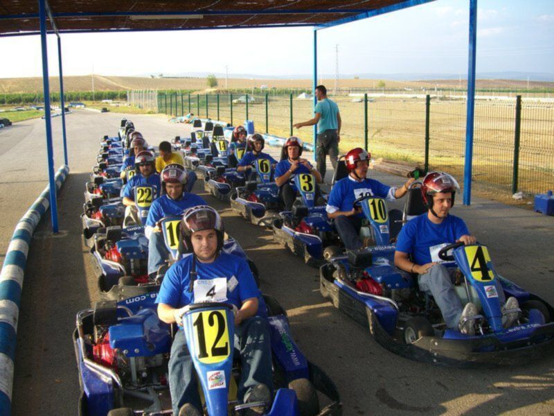 Equipo de karting listo para competir en una pista al aire libre.