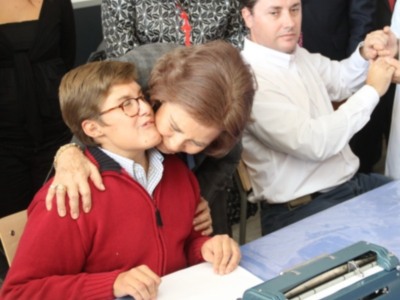 Doña Sofía Inauguró en Sevilla el primer centro para sordociegos de España