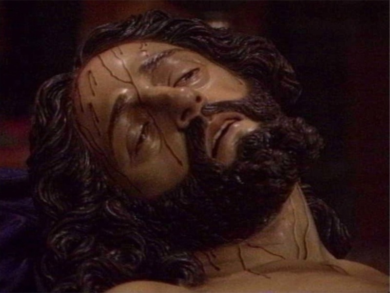 Estatua de un hombre con cabello largo y barba, posiblemente representando a un personaje histórico o mitológico.