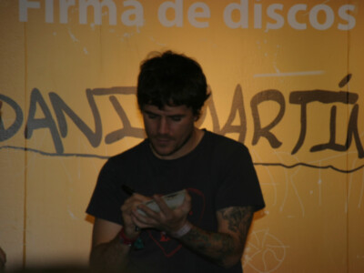 Dani Martín firma discos de su primer trabajo en solitario Pequeño en Sevilla