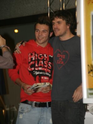 Dani Martín firma discos de su primer trabajo en solitario Pequeño en Sevilla