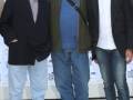 Tres hombres posan juntos en la alfombra roja del Festival de Cine Europeo de Sevilla.
