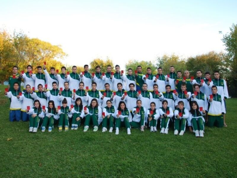 Equipo deportivo celebrando juntos en un parque al atardecer.