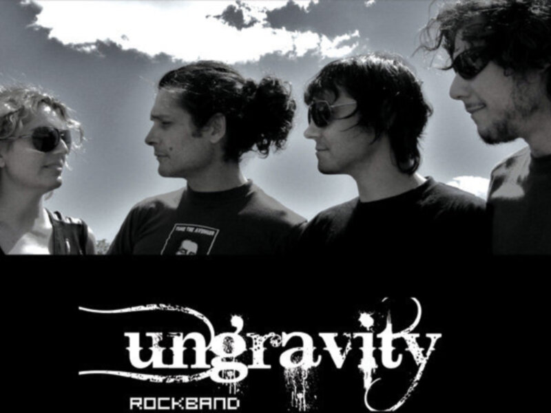 Ungravity Rock Band: una imagen en blanco y negro que captura la esencia de la música rock.