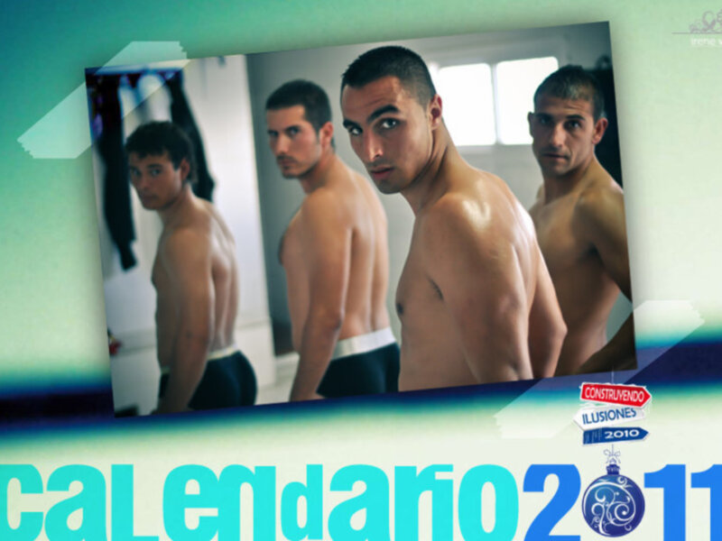 Retrato de tres hombres jóvenes sin camisa, reflejados en un espejo, con el texto 'Construyendo Ilusiones' y 'Calendario 2011' en el borde inferior.
