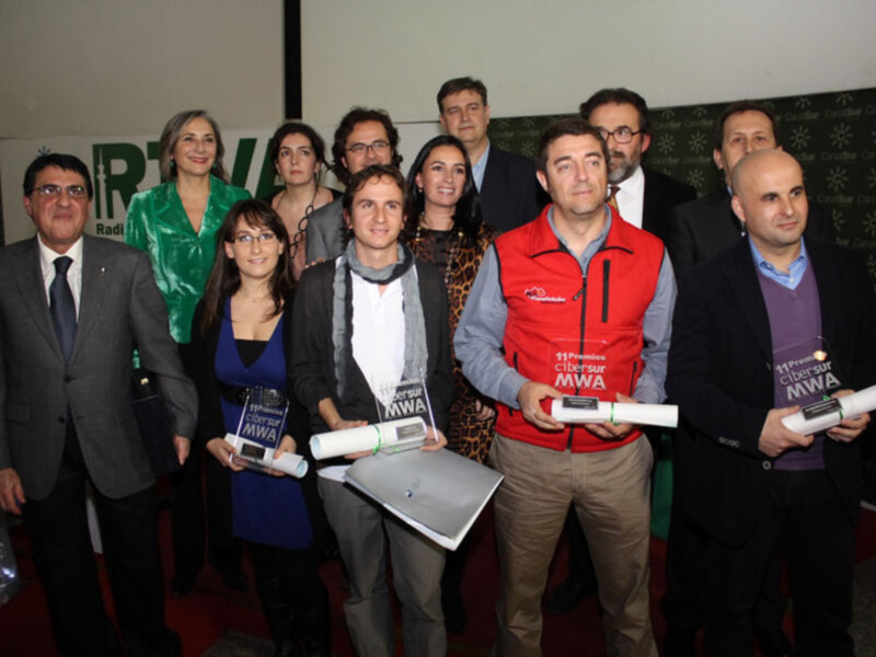 Gruppo di persone che posano con premi MWA.