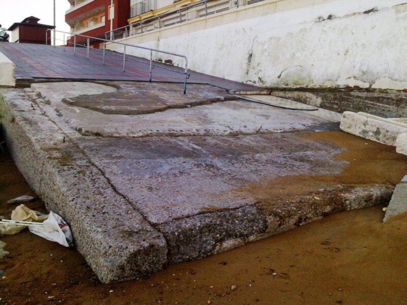 Restos arqueológicos de una antigua estructura en una zona urbana.