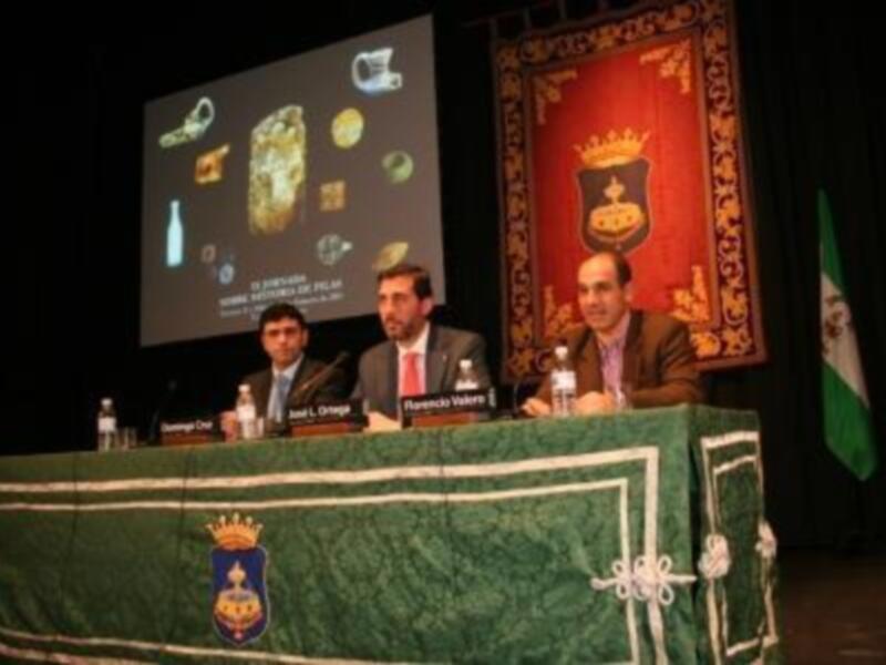Conferencia histórica en el Palacio de Viana, con paneles y proyecciones sobre el pasado de la región.