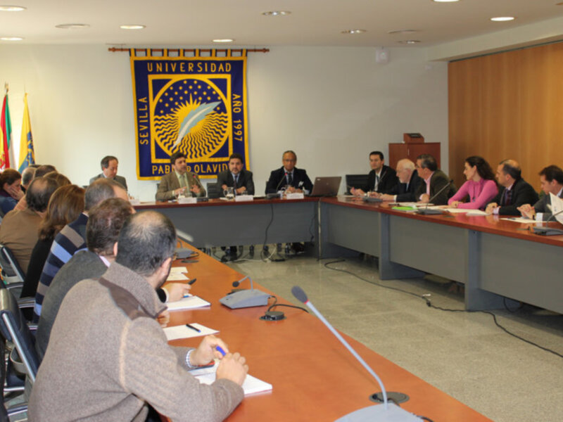 Reunión en sala de conferencias de la Universidad Pablo de Olavide, Sevilla.