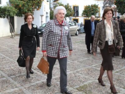 Rafael Medina con su mujer y su hermano Luis asisten a la misa funeral por su tío Luis en el palacio de Pilatos de Sevilla