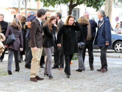 Rafael Medina con su mujer y su hermano Luis asisten a la misa funeral por su tío Luis en el palacio de Pilatos de Sevilla