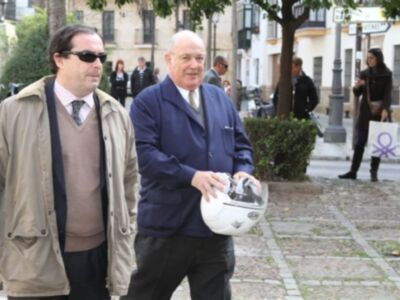 Rafael Medina con su mujer y su hermano Luis asisten a la misa funeral por su tío Luis en el palacio de Pilatos de Sevilla