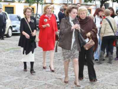 Rafael Medina con su mujer y su hermano Luis asisten a la misa funeral por su tío Luis en el palacio de Pilatos de Sevilla