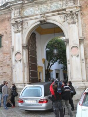 Rafael Medina con su mujer y su hermano Luis asisten a la misa funeral por su tío Luis en el palacio de Pilatos de Sevilla